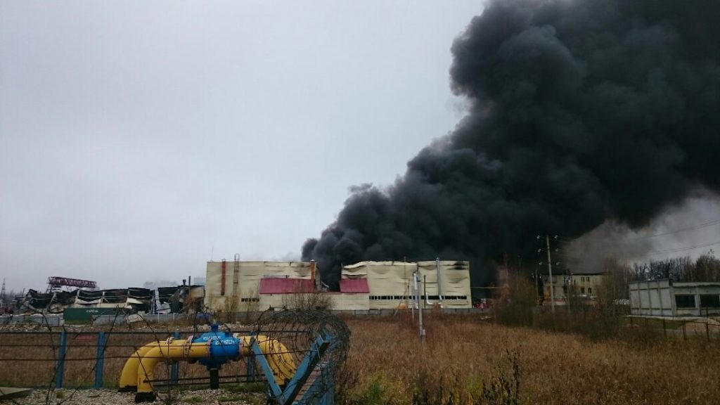 Пожарным удалось ликвидировать открытое горение в ангаре промзоны в Твери Пожарным удалось ликвидировать открытое горение в ангаре промзоны в Твери