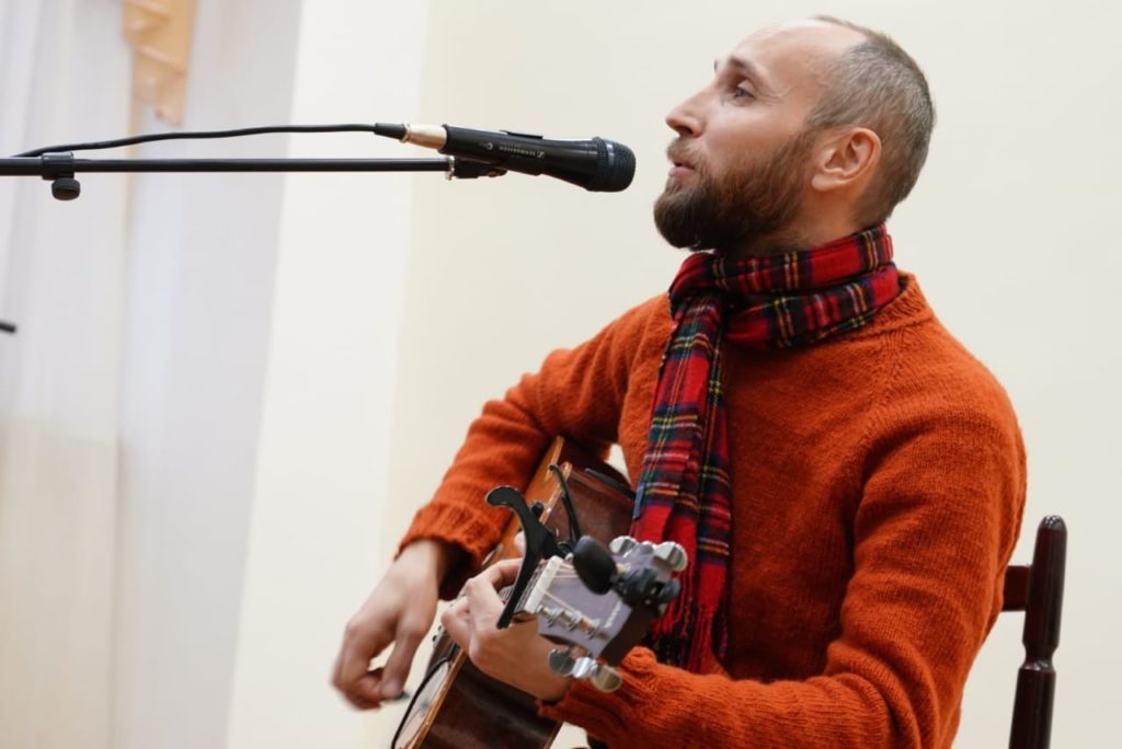 "Свет души" в Горьковке: православные песнопения и песни "Кино" звучали в тверской библиотеке