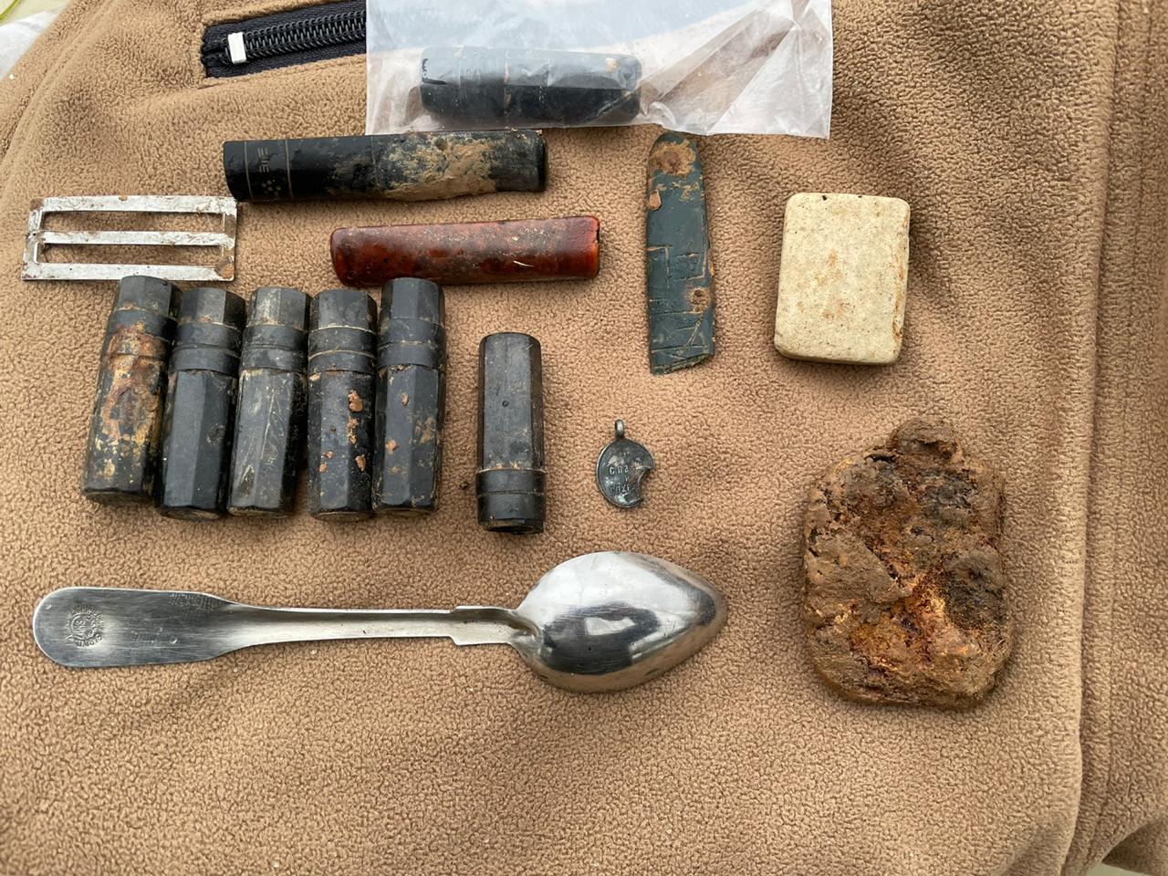 В Тверской области поисковики нашли именной портсигар и иконку, пробитую осколком