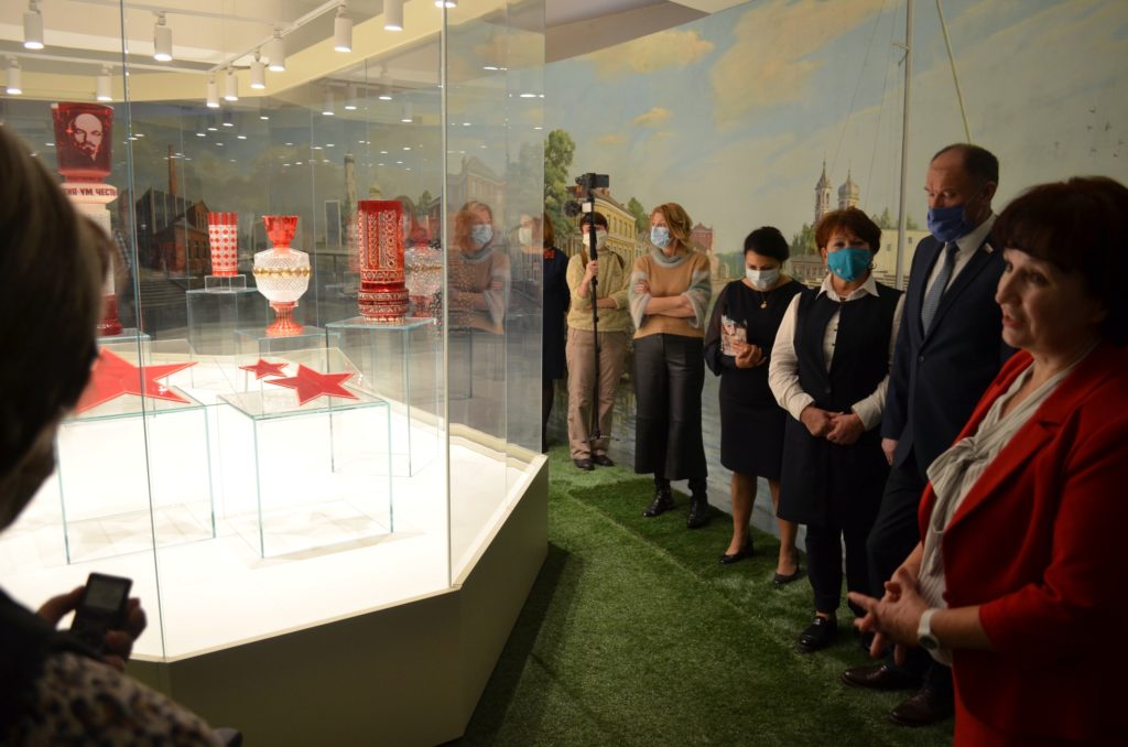 В Тверской области заработала выставка стекла Болотинского завода и завода «Красного мая»