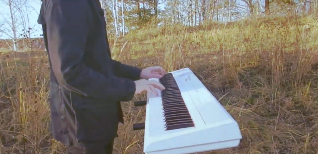 Молодой тверской музыкант сыграл на пианино на берегу Волги Молодой тверской музыкант сыграл на пианино на берегу Волги