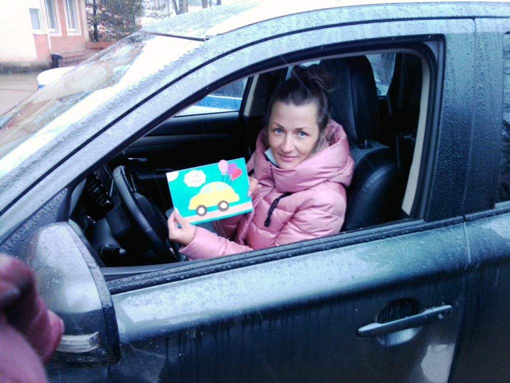 Ржевские автоинспекторы поздравили мам за рулём
