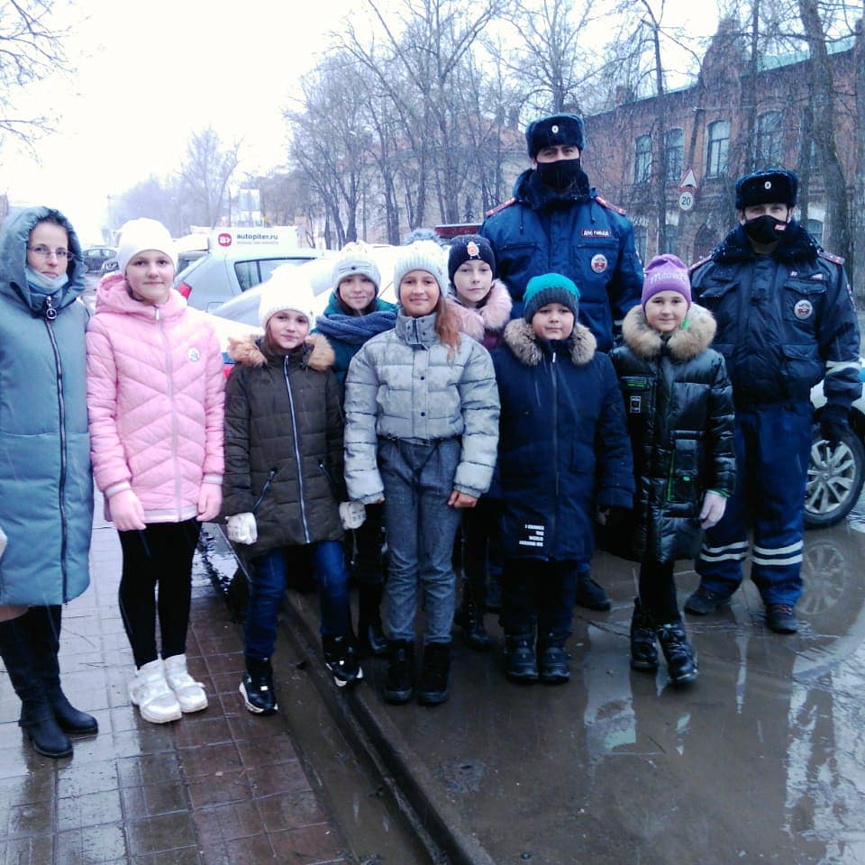 Ржевские автоинспекторы поздравили мам за рулём