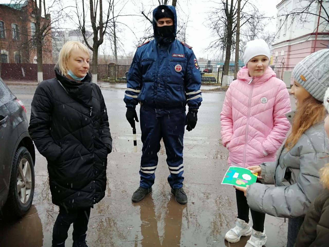 Ржевские автоинспекторы поздравили мам за рулём