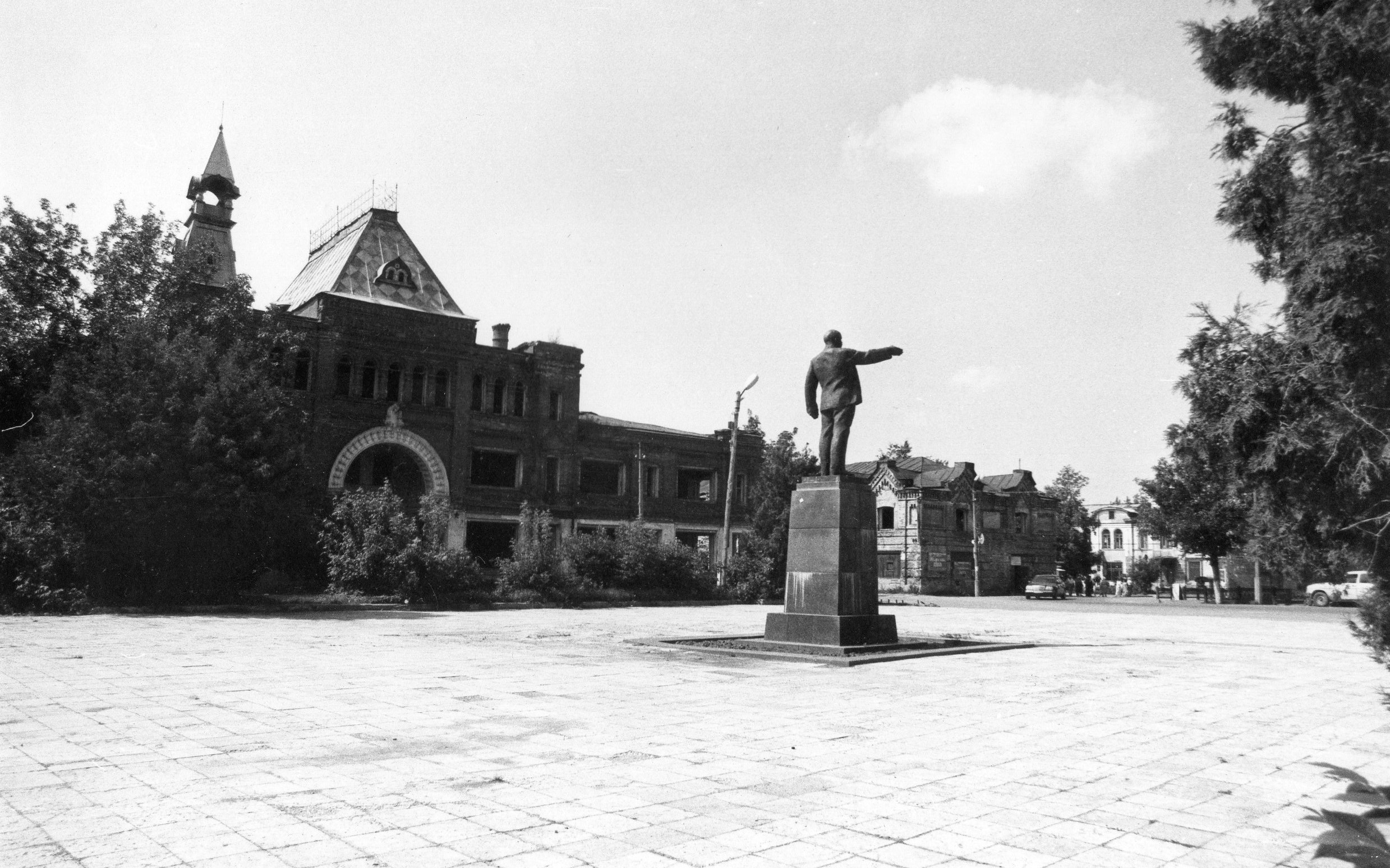 Фотолента "Тверьлайф": урбанистические пейзажи и сельские пасторали