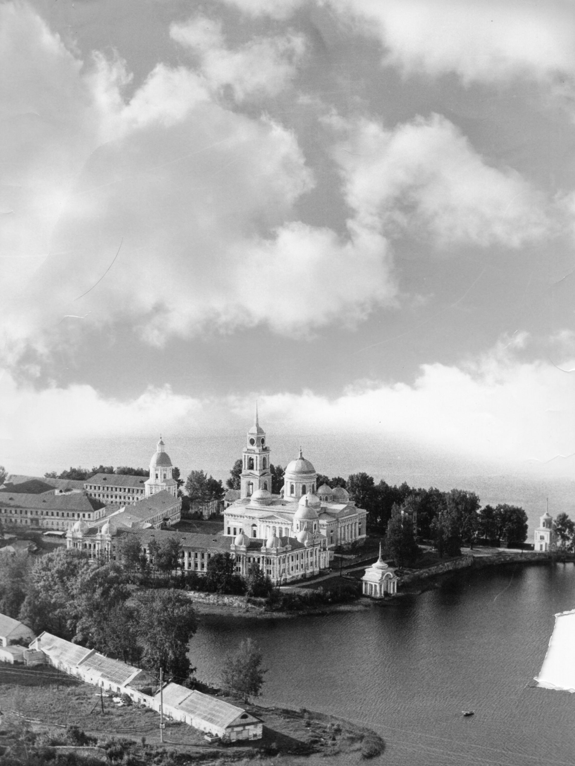 Фотолента "Тверьлайф": урбанистические пейзажи и сельские пасторали