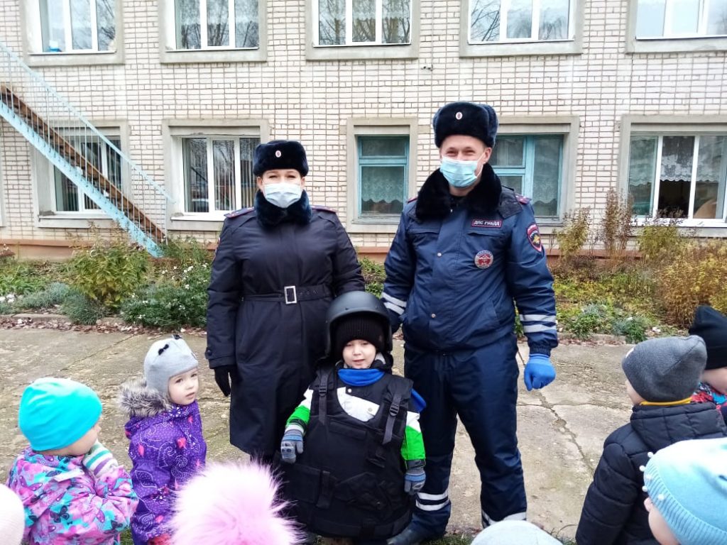 Ржевские дошколята примерили каску и бронежилет Ржевские дошколята примерили каску и бронежилет