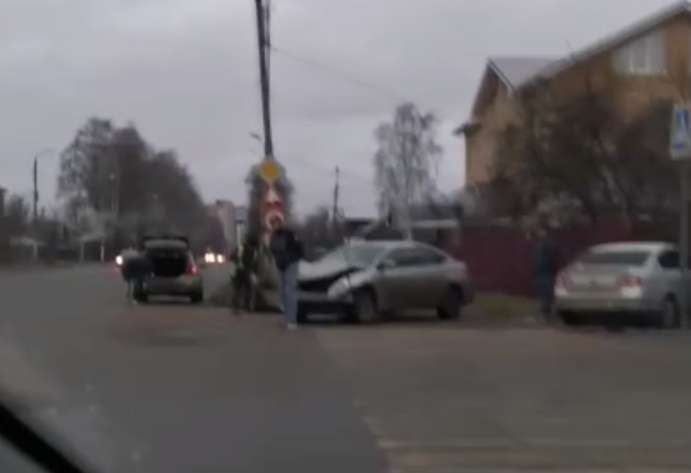 В Твери водитель иномарки въехал в забор частного дома В Твери водитель иномарки въехал в забор частного дома