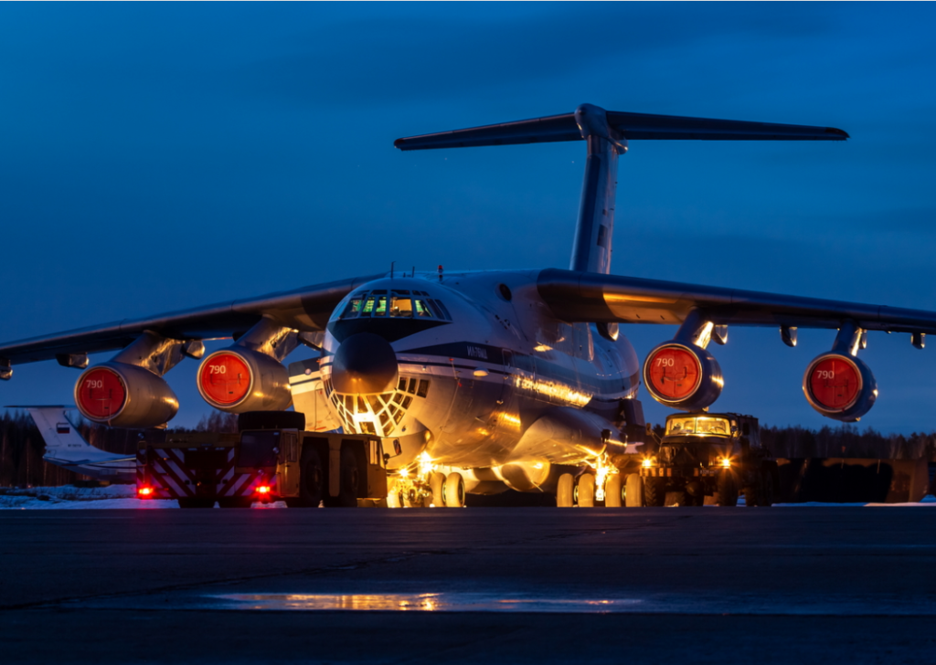 В Тверской области военно-транспортные самолеты провели ночные учения В Тверской области военно-транспортные самолеты провели ночные учения