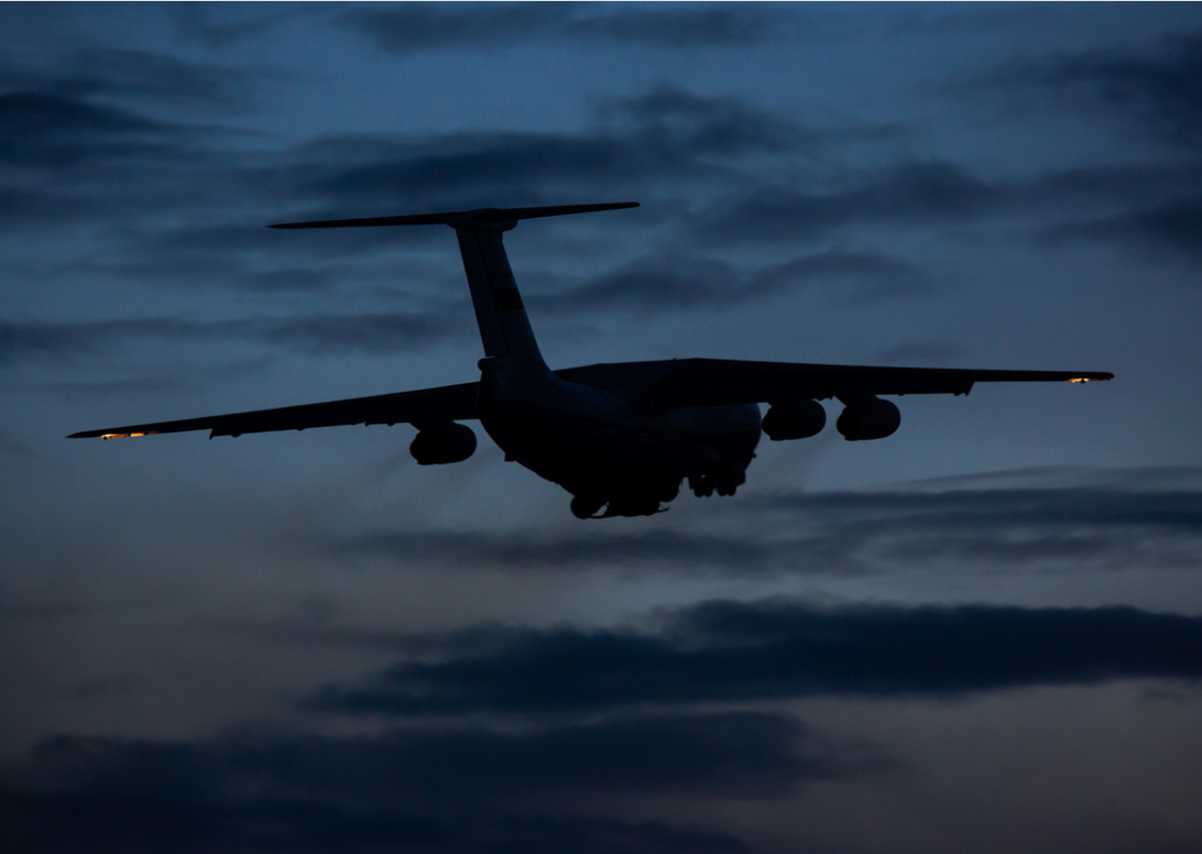 В Тверской области военно-транспортные самолеты провели ночные учения
