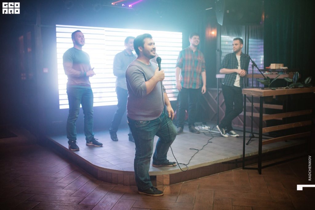 Герои барных сцен: как в тверские заведения пришли "прожарка" и Stand Up Герои барных сцен: как в тверские заведения пришли "прожарка" и Stand Up