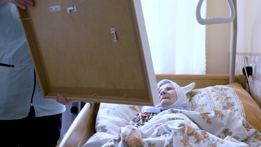 Художники подарили Дому престарелых в Тверской области более 130 картин