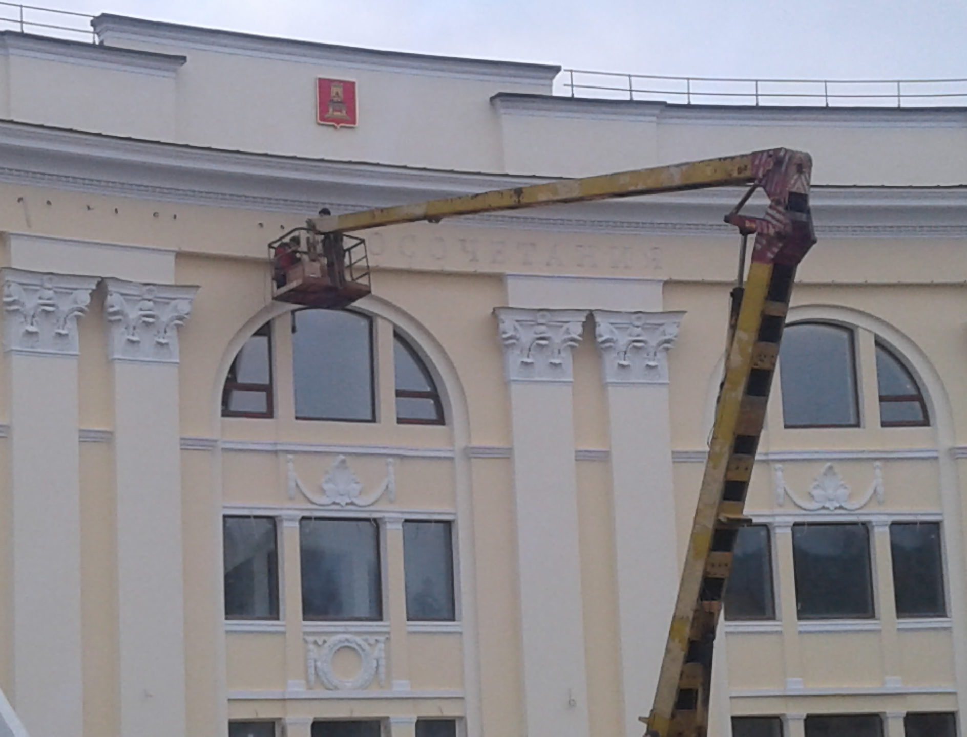 На фасад нового Дворца бракосочетаний в Твери установили буквы с подсветкой