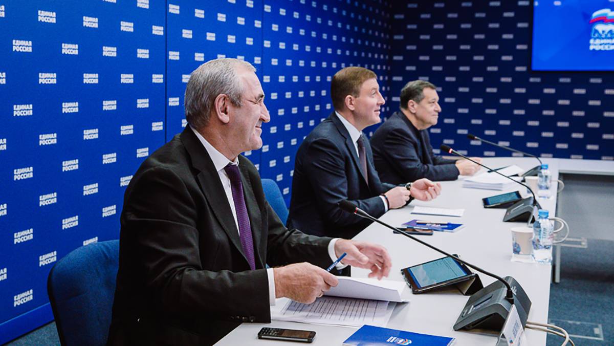 «Единая Россия» представила пакет дополнительных социальных поправок ко второму чтению федерального бюджета «Единая Россия» представила пакет дополнительных социальных поправок ко второму чтению федерального бюджета