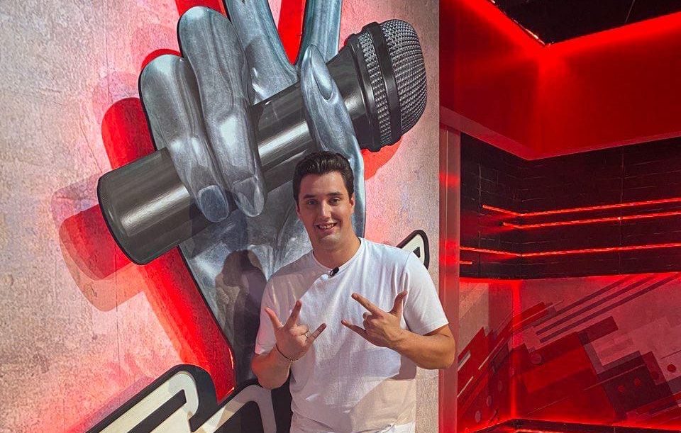 певец шоу голос