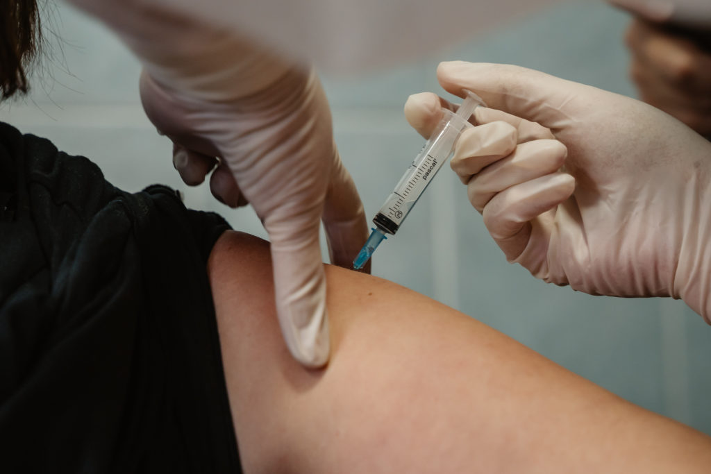 В Твери люди из групп риска получили вакцину "Спутник V"