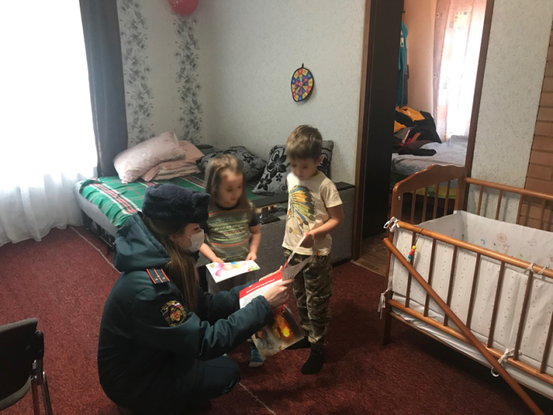 В Бологовском районе сотрудники МЧС посетили многодетные семьи перед Новым годом В Бологовском районе сотрудники МЧС посетили многодетные семьи перед Новым годом