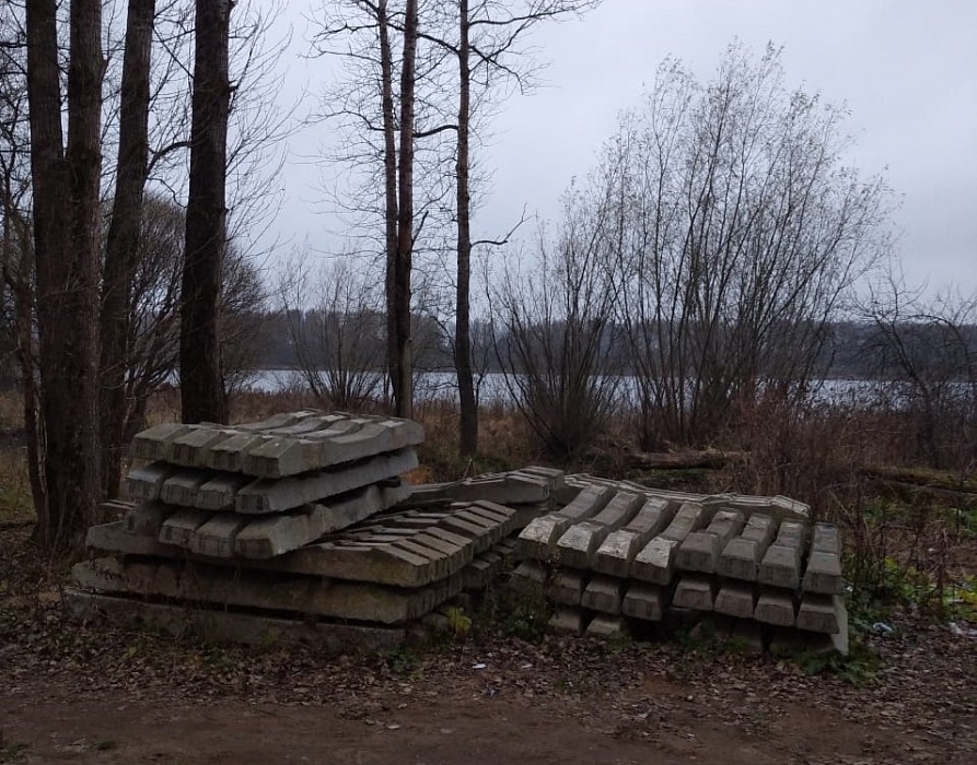 В Бологое на берегу реки убрали бесхозные шпалы В Бологое на берегу реки убрали бесхозные шпалы