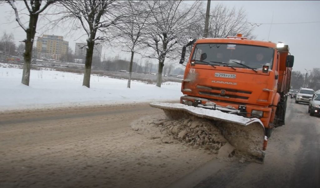 Улицы Твери расчищают после продолжительного снегопада