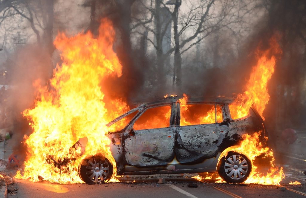 В Твери сгорела иномарка
