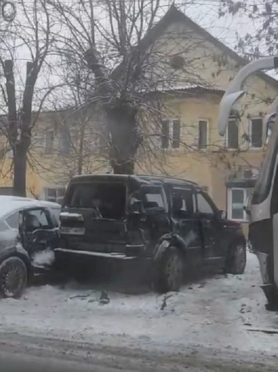 В Твери столкнулись автобус и три легковушки В Твери столкнулись автобус и три легковушки