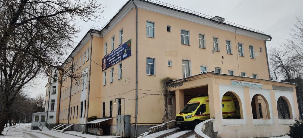 Баннер в поддержку медиков и пациентов появился на фасаде ковидного госпиталя в Твери