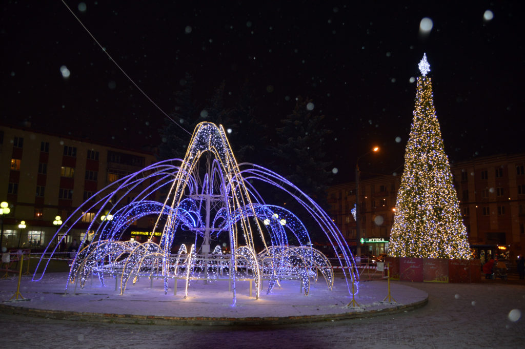 На главных площадях Твери зажигаются новогодние украшения На главных площадях Твери зажигаются новогодние украшения
