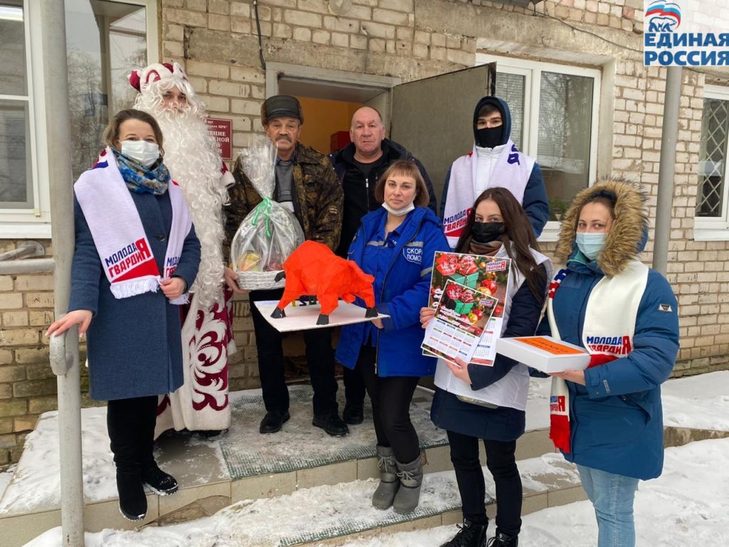 Активисты Лихославльского района поздравили с Новым годом медицинских работников