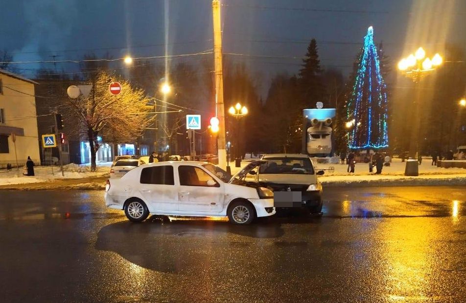 В Твери при столкновении двух иномарок пострадала 11-летняя девочка В Твери при столкновении двух иномарок пострадала 11-летняя девочка
