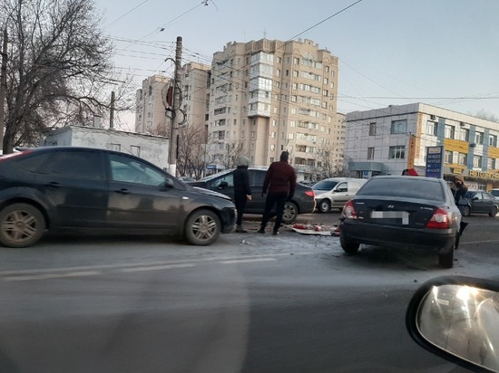 Массовая авария с участием пяти автомобилей произошла на проспекте Калинина в Твери Массовая авария с участием пяти автомобилей произошла на проспекте Калинина в Твери