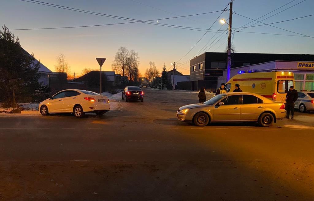 В Твери при столкновении двух легковушек пострадал человек В Твери при столкновении двух легковушек пострадал человек