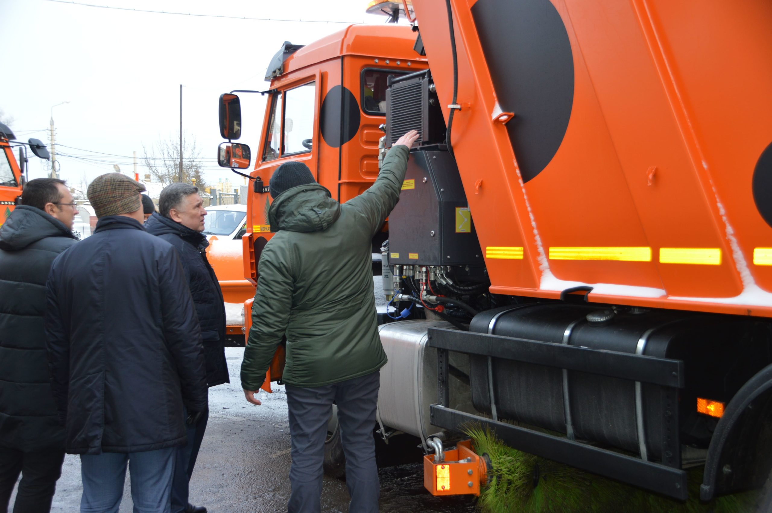 Автопарк ЖЭКа в Твери пополнился новой снегоуборочной техникой