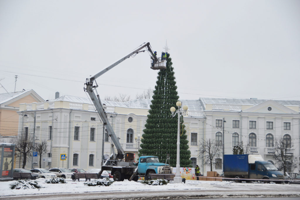 На главных площадях Твери зажигаются новогодние украшения
