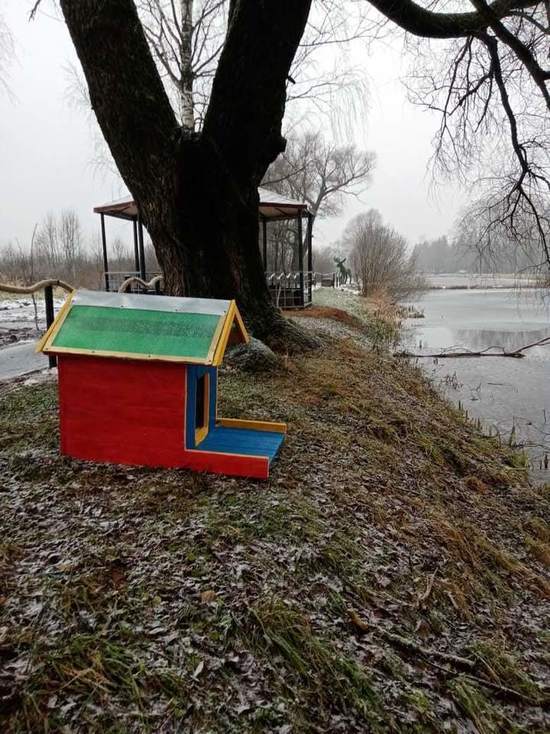 В парке Оленино появились домики для уток В парке Оленино появились домики для уток