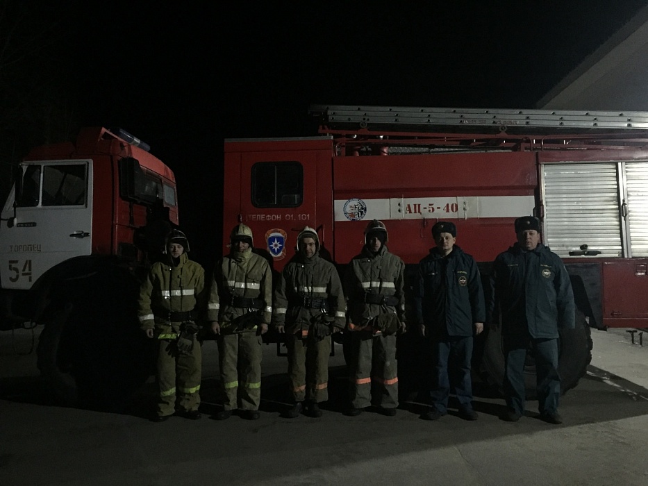 В Тверской области спасатели вывели мужчину из пылающего дома В Тверской области спасатели вывели мужчину из пылающего дома