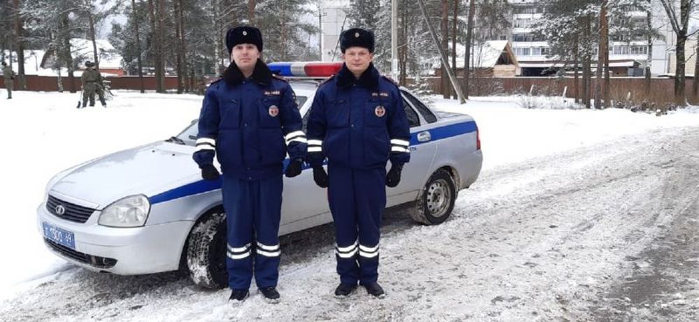 В Тверской области автоинспекторы помогли беременной женщине добраться до больницы В Тверской области автоинспекторы помогли беременной женщине добраться до больницы