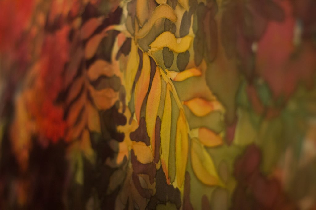 В Твери уникальную роспись по ткани можно увидеть на выставке "Шелковый ветер"