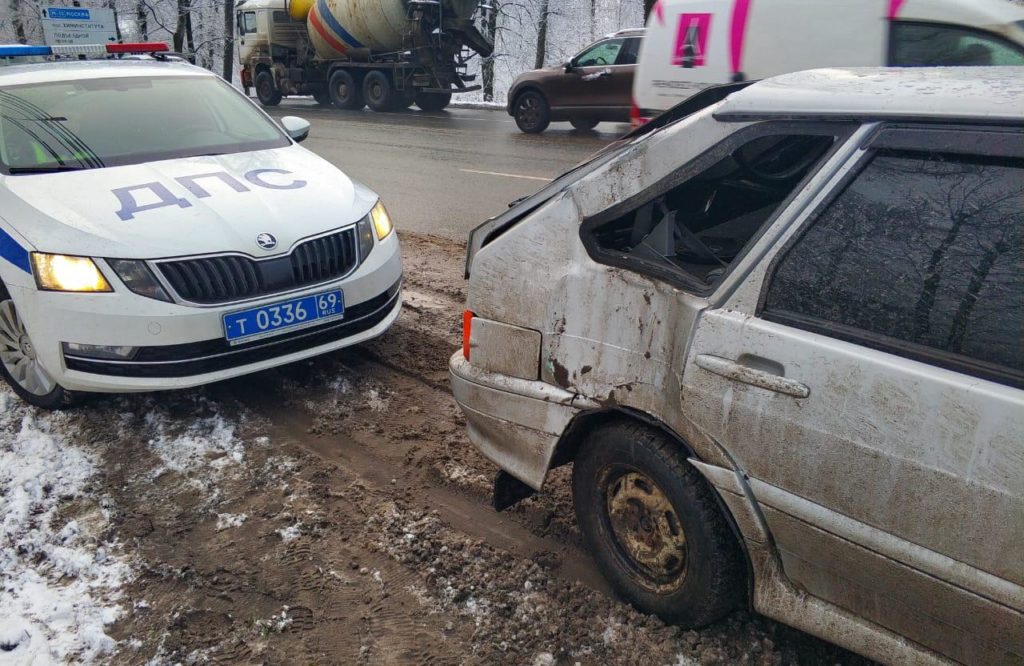 Водитель ВАЗа повредил голову в аварии в Твери