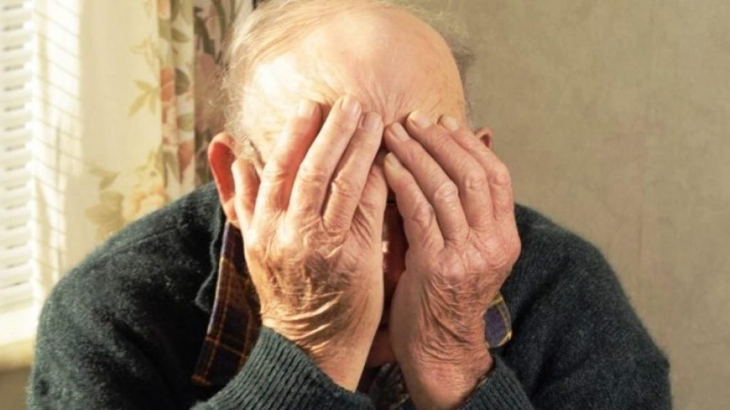 Тверские полицейские поймали мошенника, который обманывал пенсионера