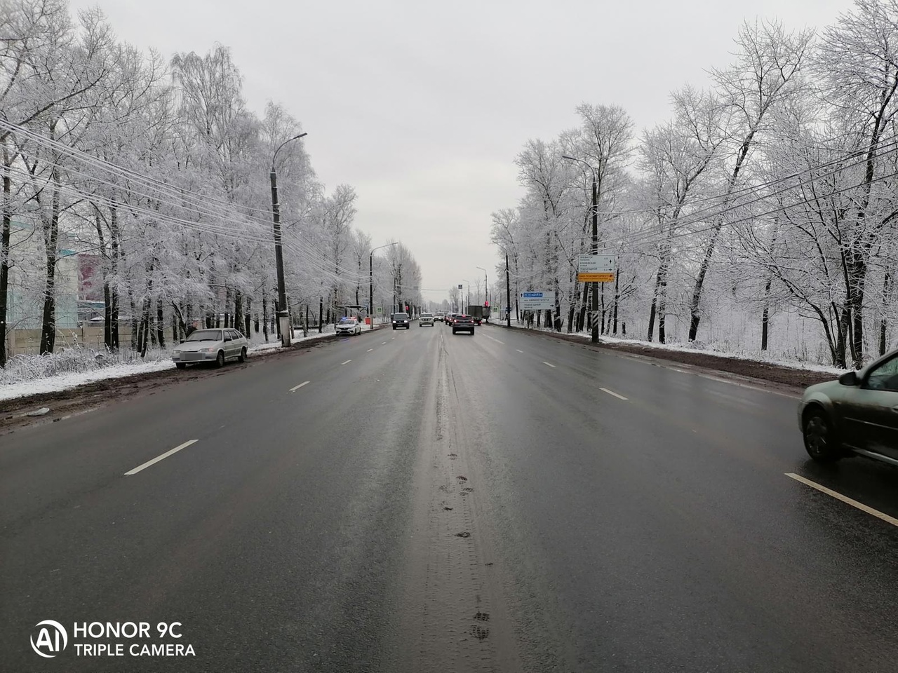 В Твери водитель легковушки врезался в фонарный столб