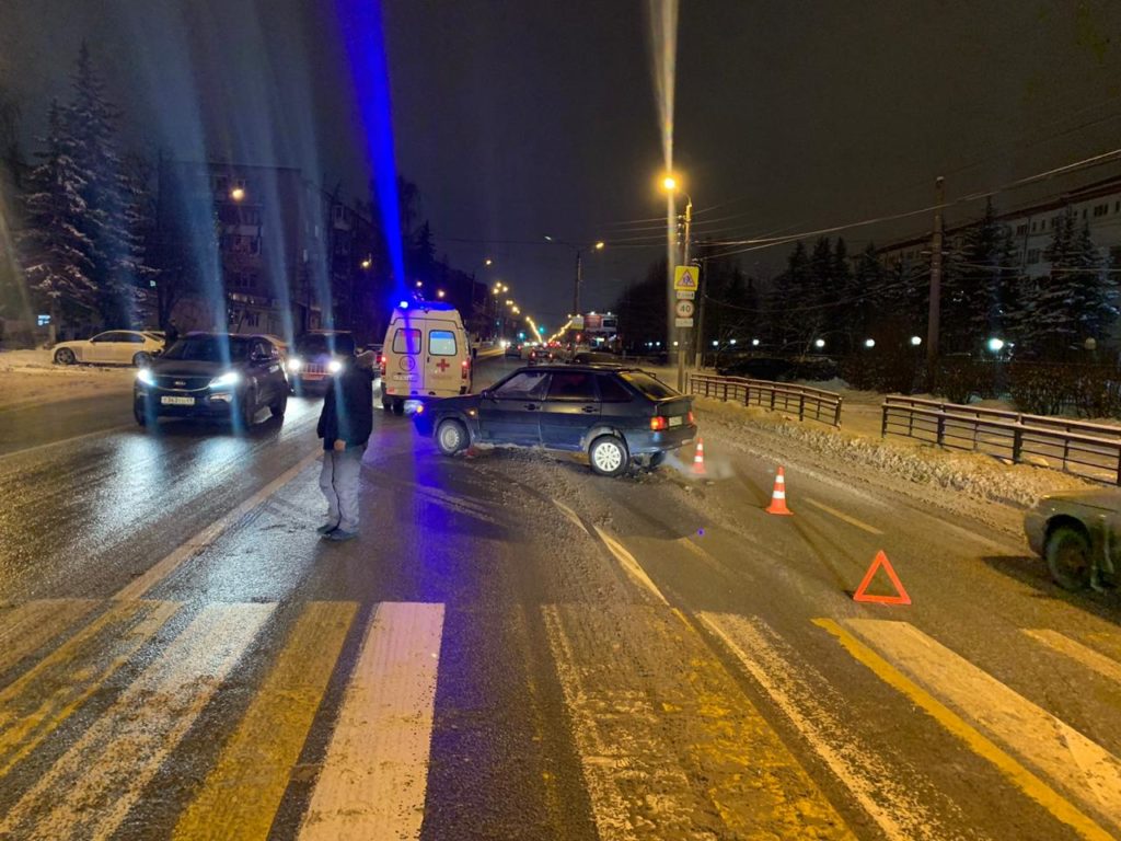 В Твери на пешеходном переходите водитель сбил человека В Твери на пешеходном переходите водитель сбил человека