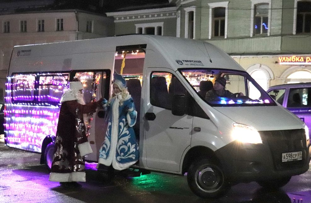 На главной площади в Торопце зажгли новогоднюю ёлку На главной площади в Торопце зажгли новогоднюю ёлку