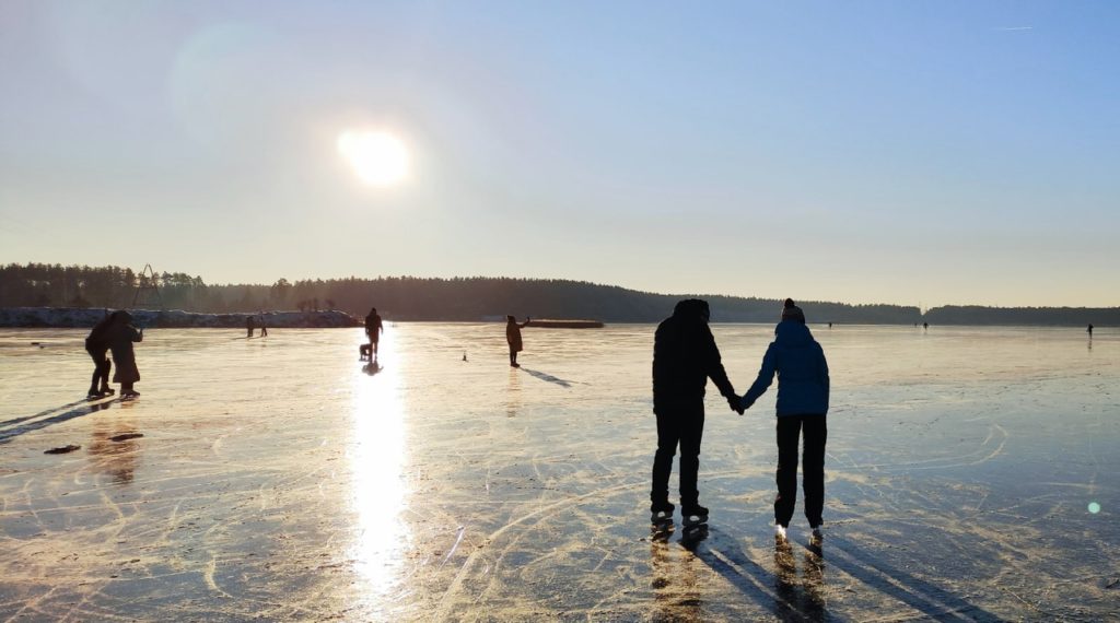 Константиновские карьеры под Тверью превратились в огромный бесплатный каток Константиновские карьеры под Тверью превратились в огромный бесплатный каток