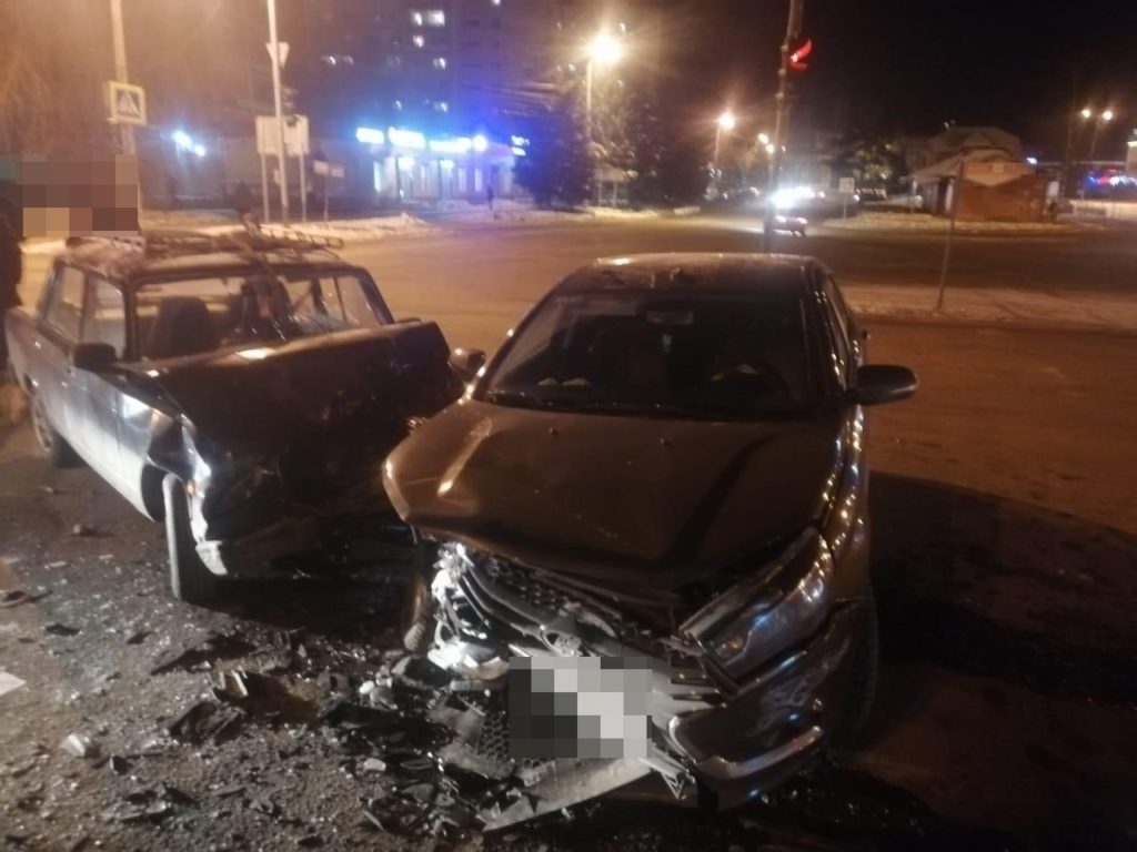 В Тверской области две машины столкнулись на перекрестке