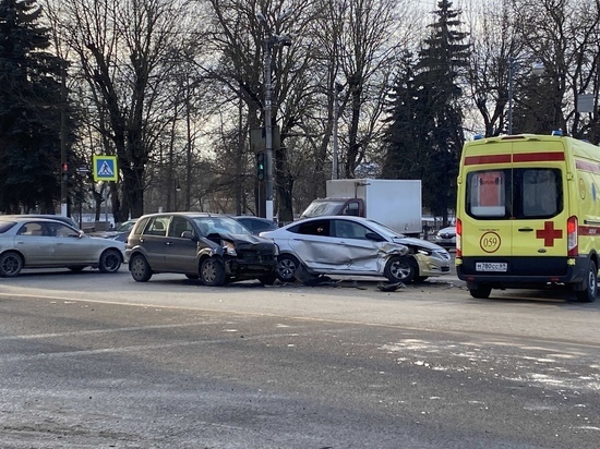 В Твери из-за ДТП на перекрестке перед мостом рассыпалось стекло и образовался затор В Твери из-за ДТП на перекрестке перед мостом рассыпалось стекло и образовался затор