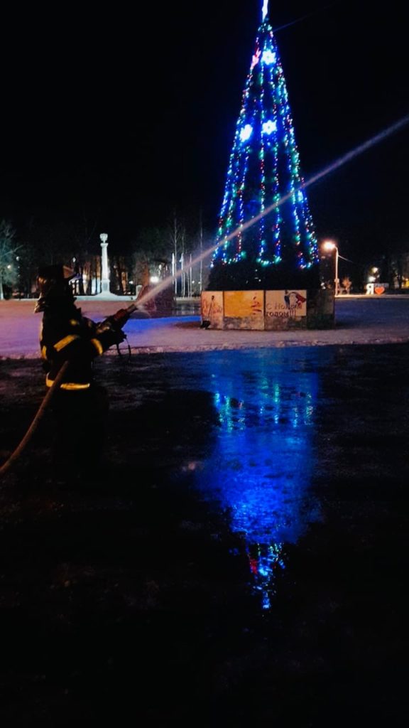 В Ржеве заливают каток и готовят ледяную горку