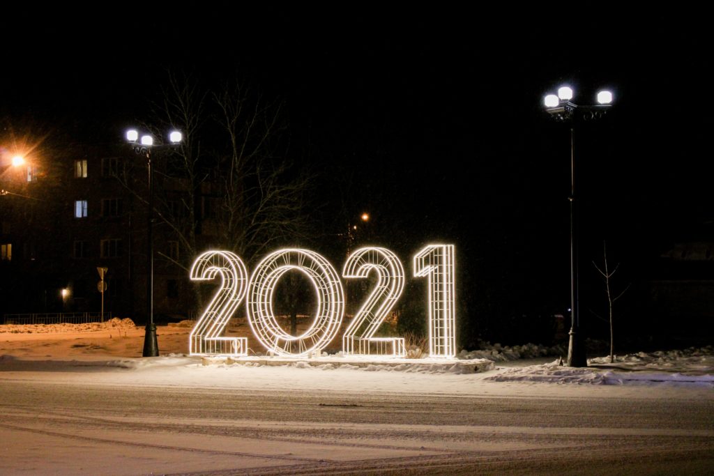 В преддверии Нового года во Ржеве засияли уличные украшения