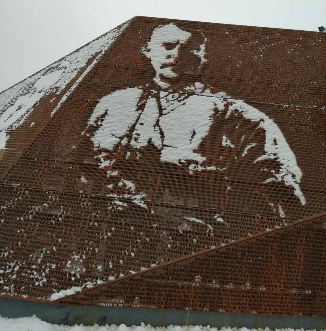 Первый снег «оживил» лица героев на Ржевском мемориале