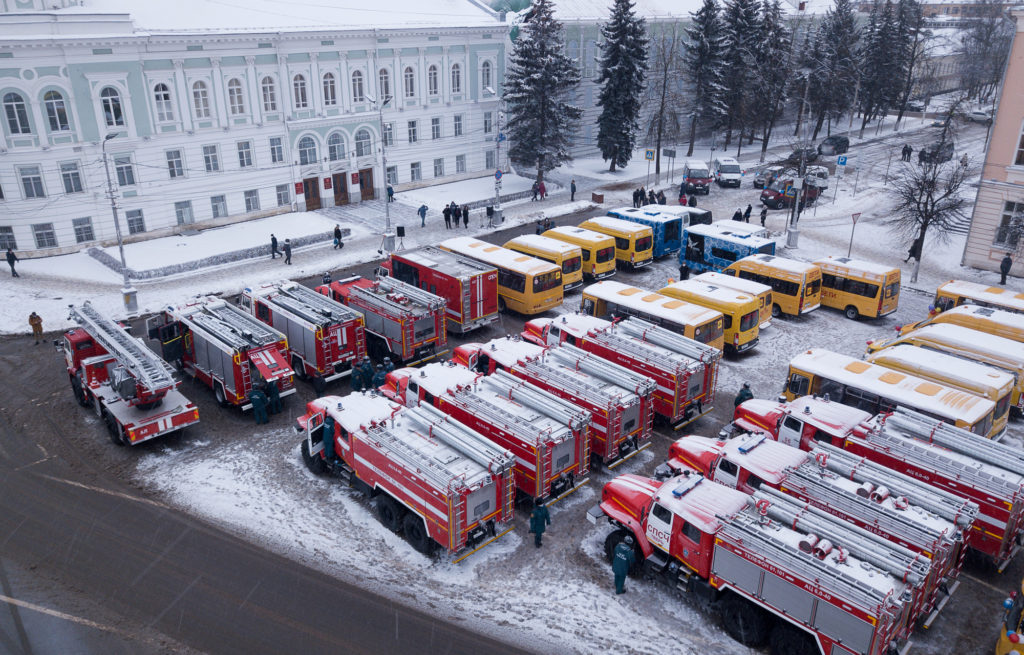 Многодетные семьи и сотрудники МЧС получили машины от губернатора Многодетные семьи и сотрудники МЧС получили машины от губернатора