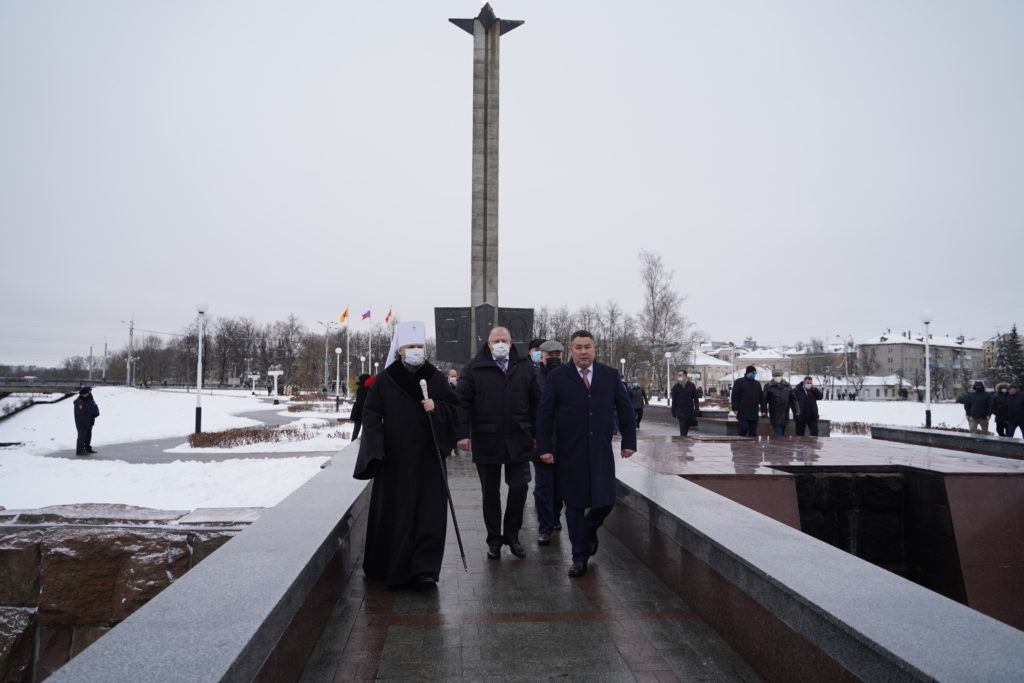 У Обелиска Победы в Твери почтили память защитников Калинина У Обелиска Победы в Твери почтили память защитников Калинина